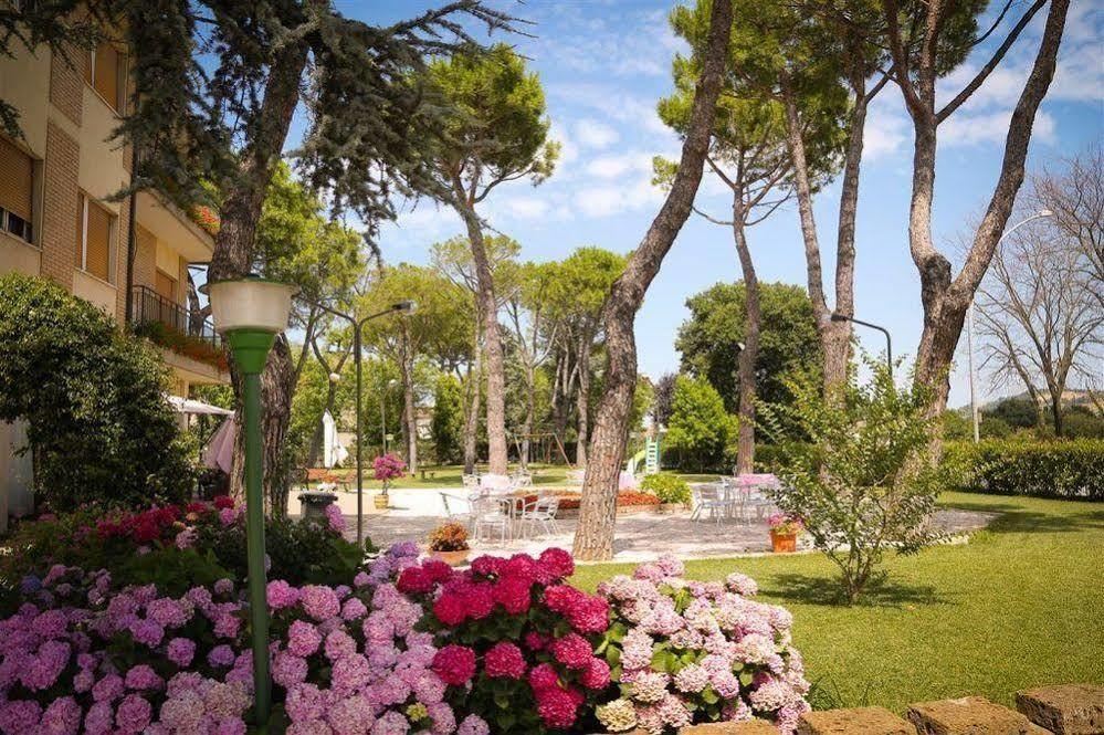 Hotel Ausonia Monte Porzio エクステリア 写真